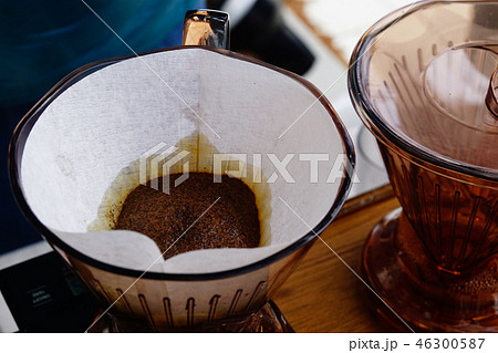 ドリップコーヒー 蒸らし中 ドリップコーヒー 蒸らし中 46300587