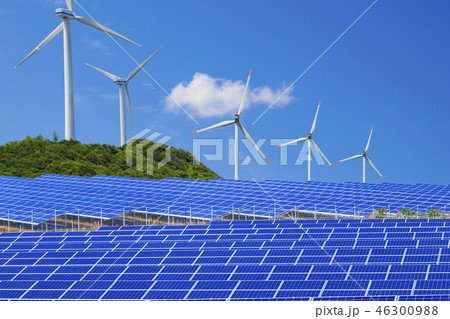 エコイメージ＿太陽光発電所と風力発電所と緑と青空 46300988
