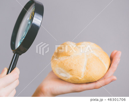 Bun bread roll and magnifying glass Bun bread roll and magnifying glass 46301706