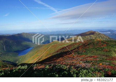 朝日連峰以東岳オツボ峰登山道からの紅葉と大鳥池 46302177