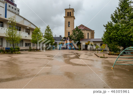雨の幼稚園と水浸しの園庭 46305961