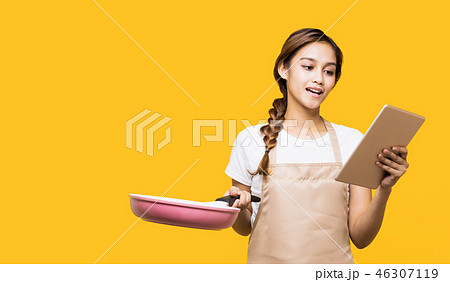 タブレットを見る主婦 46307119