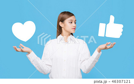 比べる女性 46307121