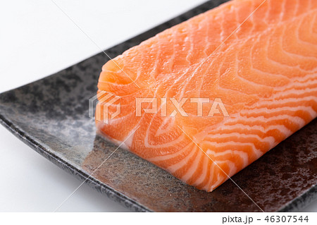 サーモンの刺身 46307544