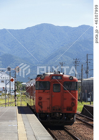 五泉駅を発車する磐越西線キハ47(首都圏色) 五泉駅を発車する磐越西線キハ47(首都圏色) 46307999