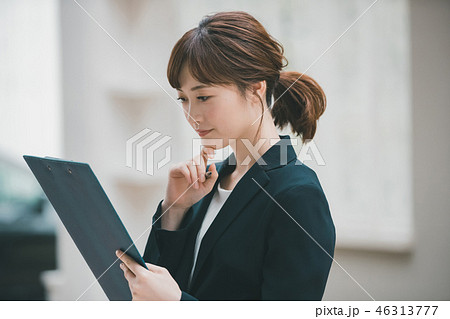 young woman 46313777