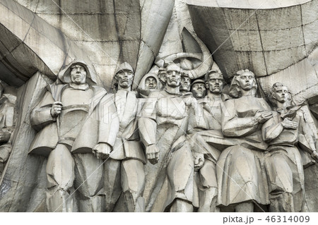 Bas-relief of the Soviet era on old facade buildin Bas-relief of the Soviet era on old facade buildin 46314009