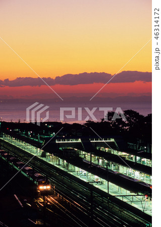 夜明けの国府津駅 夜明けの国府津駅 46314172