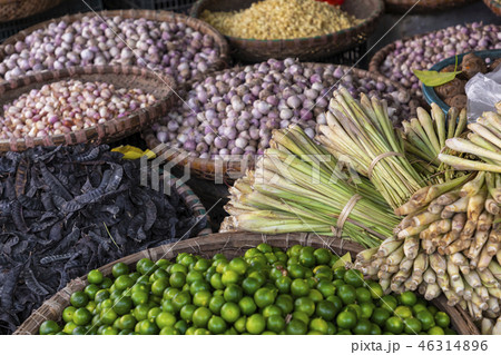 Fruit and vegetable market in Hanoi, Old Quater Fruit and vegetable market in Hanoi, Old Quater 46314896