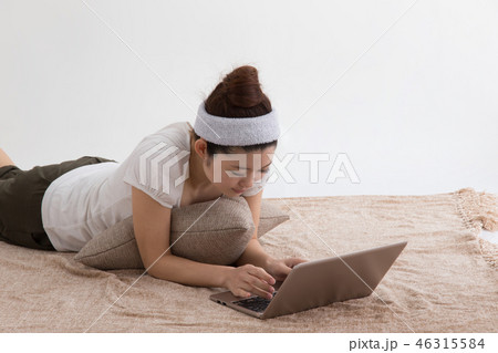 くつろぐ女性 くつろぐ女性 46315584
