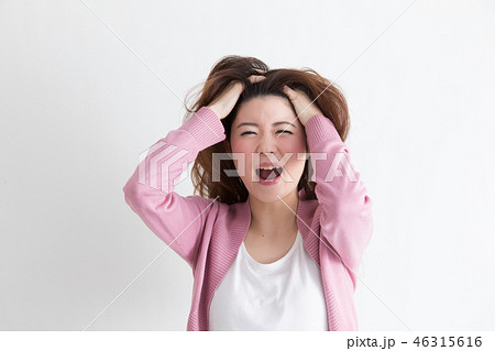 ショック・女性(白バック) 46315616