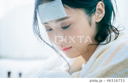 風邪を引いた女性 46316753