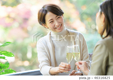 ミドル女性 レストラン 乾杯 旅行イメージ ミドル女性 レストラン 乾杯 旅行イメージ 46316825