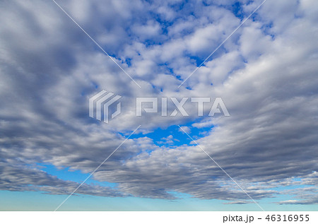 青空に流れる帯状の雲 b 青空に流れる帯状の雲 b 46316955