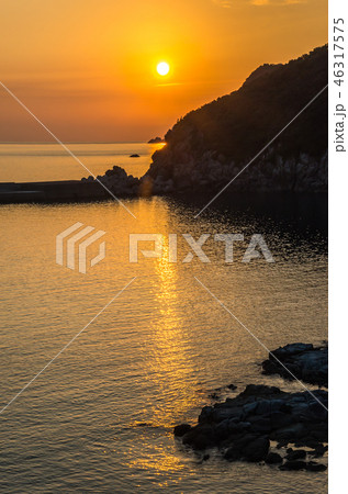 東シナ海の夕日を見る 東シナ海の夕日を見る 46317575