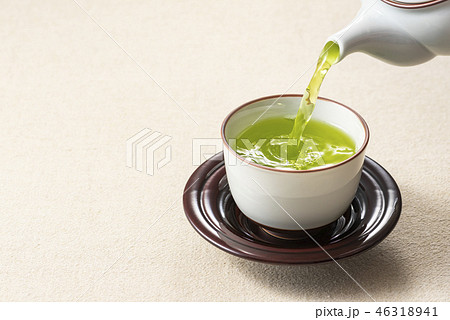 お茶を注ぐ 46318941