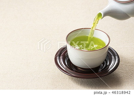 お茶を注ぐ 46318942