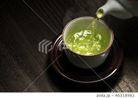 お茶を注ぐ お茶を注ぐ 46318962