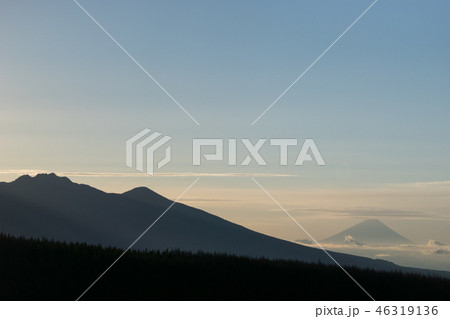 八ヶ岳の裾野と富士山 46319136