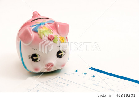 ライフスタイルイメージ　出生届と貯金箱 46319201