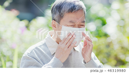 old man throat pain 46319980