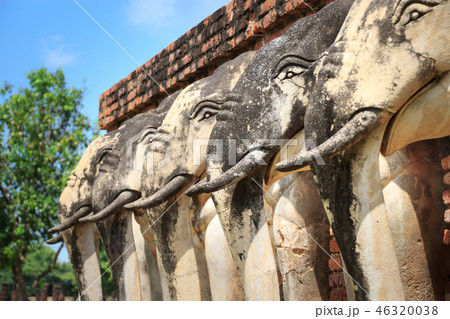Elephants surrounded pagoda Wat Sorasak 46320038
