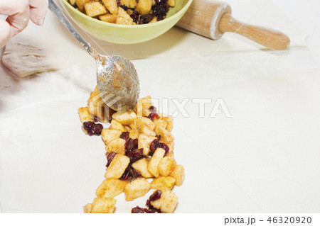 cooking Apple strudel in the home kitchen. 46320920