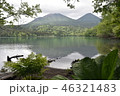 新緑に染まる山間の静かな湖 46321483