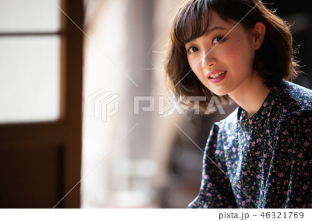 女性 笑顔 ポートレート 女性 笑顔 ポートレート 46321769