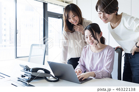 喜ぶ女性 46322138