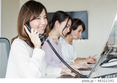 電話をとる女性 電話をとる女性 46322141