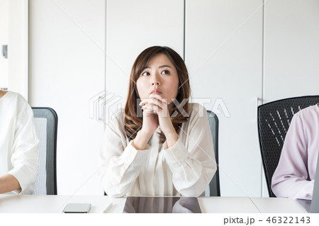 考え事をする女性 46322143