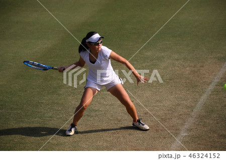 天然芝のコートでフォアハンドストロークを打つジュニアテニスプレイヤー 天然芝のコートでフォアハンドストロークを打つジュニアテニスプレイヤー 46324152