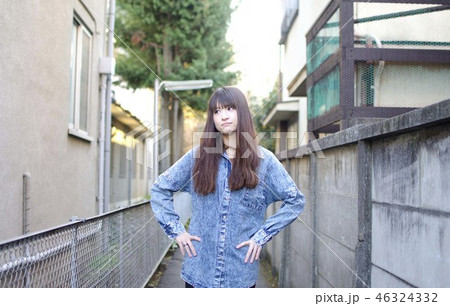 ポーズする日本人女性 46324332