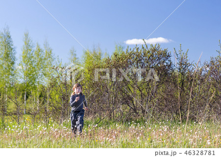 boy running in the park 46328781