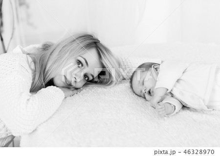 mother puts her baby daughter to sleep 46328970