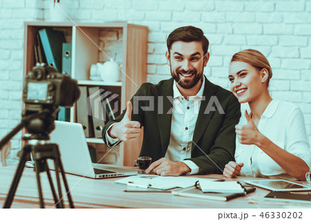 Bloggers makes a video about a business Bloggers makes a video about a business 46330202