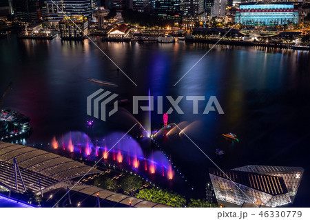 シンガポール・マリーナベイの夜景と噴水ショー シンガポール・マリーナベイの夜景と噴水ショー 46330779