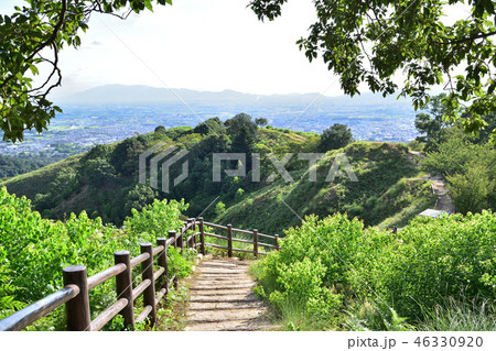 若草山山頂の登山道 46330920