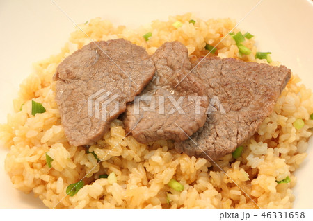 炒飯にのせられた焼肉。 46331658