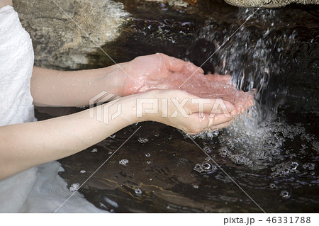 源泉かけ流し 触る 湧き出る 女性 温泉 入浴 源泉かけ流し 触る 湧き出る 女性 温泉 入浴 46331788