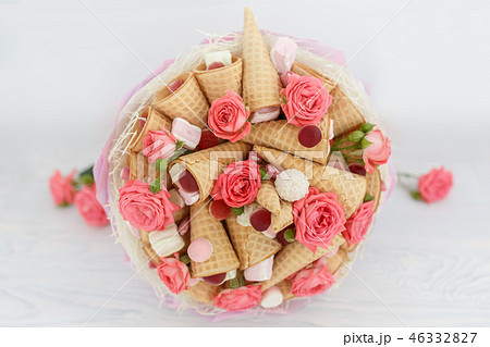 Original bouquet consisting of flowers of roses 46332827
