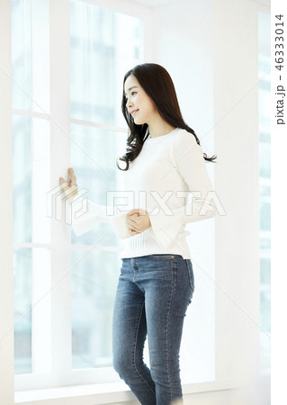 若い女性 ウィンドウ 窓 46333014