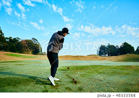 ゴルフ アイアンショットの写真素材