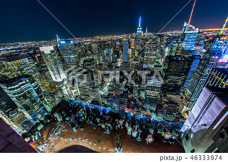 ロックフェラーセンター展望台（トップ・オブ・ザ・ロック）から夜景を眺める人々６ 46333974