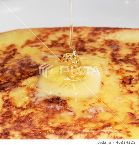 フレンチトーストに蜂蜜をかけているシーン フレンチトーストに蜂蜜をかけているシーン 46334325