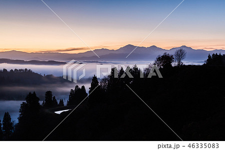 タイトル	新潟県長岡市川口峠　雲海に浮かぶ越後三山の朝焼け 46335083