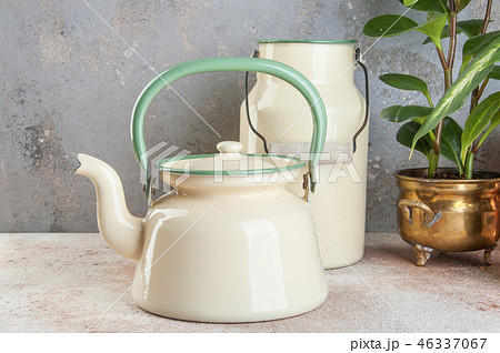 Vintage enamelled kettle and can 46337067