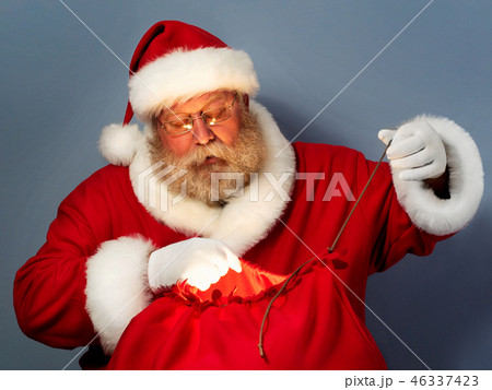Santa ties his bag with gifts 46337423