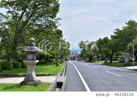 大津坂本の日吉大社参道から見た鳥居と琵琶湖 46338226
